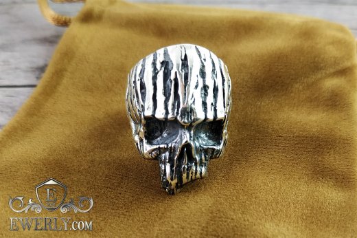 Ring of silver with a skull, фото