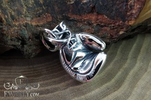 Silver pendant in the shape of a boxing glove, фото