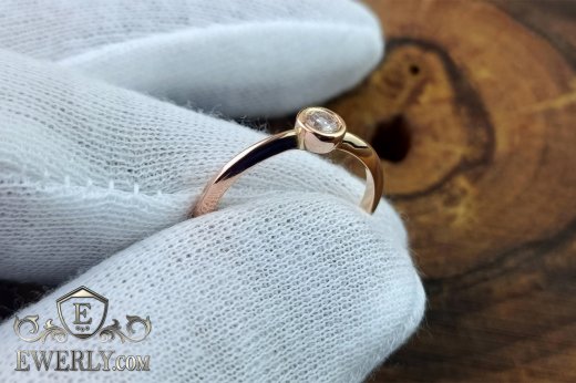 Women's gold ring with stone, фото